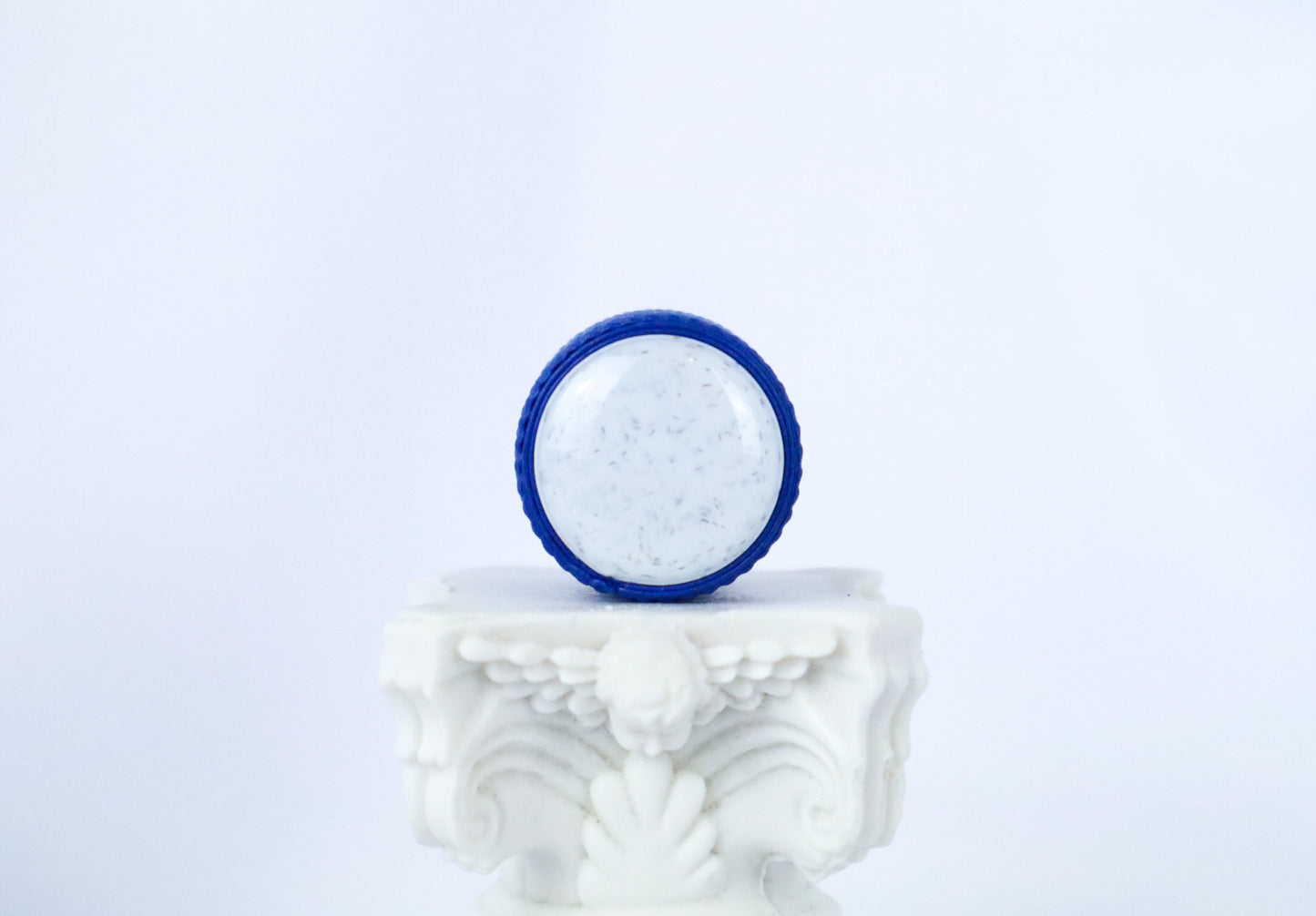 DOMED KNOB W/KNURLING & SET SCREW 6MM - WHITE MARBLE / CARBON FIBER BLUE